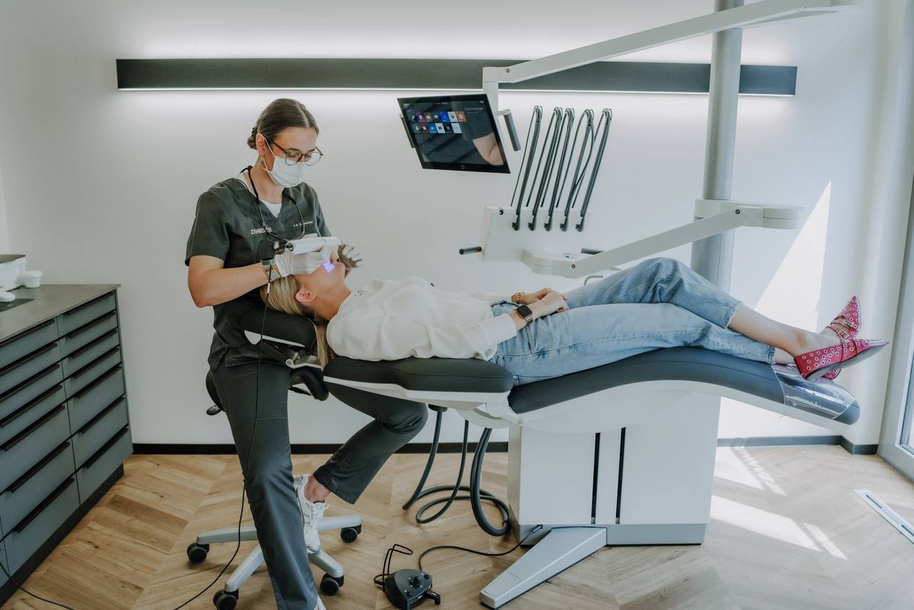 Franziska-Roberta Schneider härtet die Aligner-Attachments mit dem Lichtgerät aus